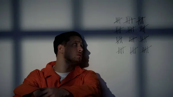 Hücre Duvarındaki Kesişen Çizgilere Bakan Erkek Mahkum Uzun Hapis Cezasına — Stok fotoğraf
