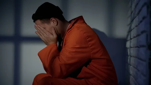 Prisonnier Anxieux Dans Cellule Sentant Désespéré Regrettant Crime Les Erreurs — Photo