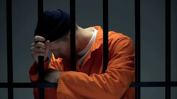 Отчаянный Заключенный Мужчина Опирается Решетки Чувствует Депрессию Психологическую Помощь — стоковое фото