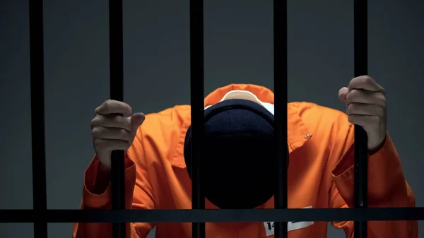 Мужчина Заключенный Держащий Решетки Склоняющийся Голову Чувствующий Себя Подавленным Виноватым — стоковое фото
