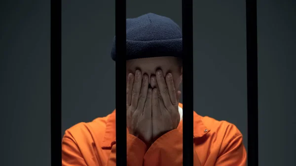Мужчина Заключенный Отчаянии Закрывает Лицо Руками Чувствуя Вину Преступление — стоковое фото