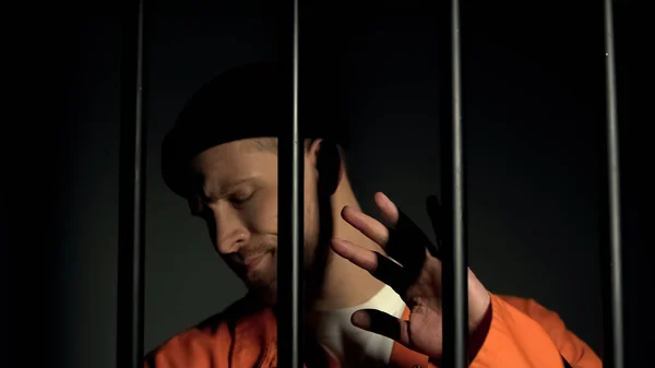 Gefangener Schließt Augen Mit Der Hand Wärter Blinkt Mit Taschenlampe — Stockfoto