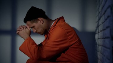 Kafkas esir adam hücrede dua, suçlu duygu ve merhamet isteyen