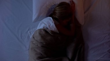 Kadın kabus acı, gece yatakta yatarken, uyku bozukluğu, depresyon