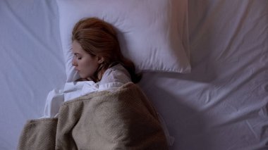 Genç bayan battaniye altında yatakta tatlı uyku, sağlıklı uyku, üst-view