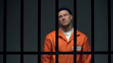 Hapishane parmaklıkları, adalet, hukuk ve düzenin arkasında duran bulanık tehlikeli mahkum