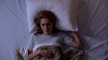 Yatakta üzgün kadın uyanışı, kötü rüya ile hayal kırıklığına, kabuslar acı