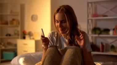 Hamilelik testi sonucunu bekleyen genç kadın, parmaklarını keserek, en iyisini umarak