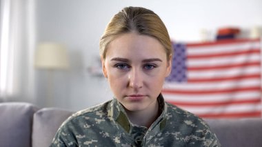 Ağlayan Amerikan kadın asker Abd ulusal bayrağı, Ptsd karşı kameraya bakıyor