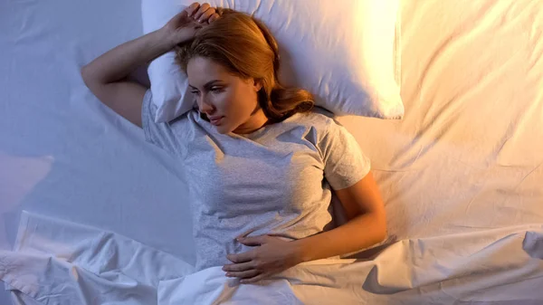 Милая Леди Лежит Белым Одеялом Просыпается После Глубокого Здорового Сна — стоковое фото