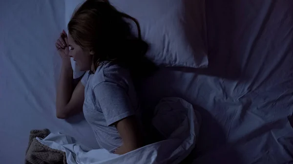 Κυρία Νιώθοντας Έντονο Στομαχόπονο Κατά Διάρκεια Του Ύπνου Πάσχων Από — Φωτογραφία Αρχείου