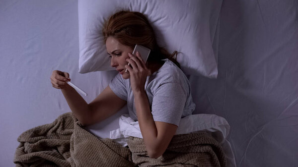 Плачущая женщина с отрицательным тестом на беременность и вызовом бойфренда, бесплодие
