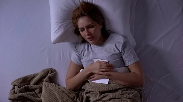 Αναστατωμένος Γυναίκα Κλαίει Στο Κρεβάτι Κρατώντας Πιστοποιητικό Διαζυγίου Πόνος Της — Φωτογραφία Αρχείου