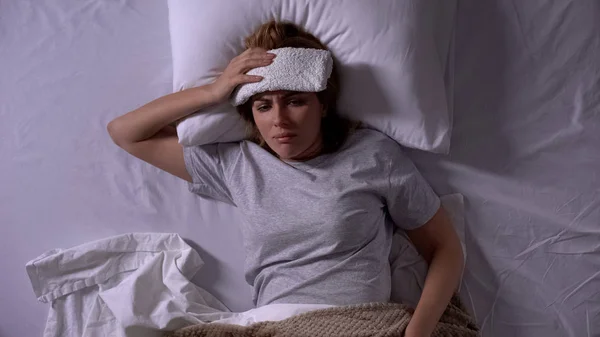 Femeia Supărată Compresie Întinsă Pat Care Suferă Migrenă Greață — Fotografie, imagine de stoc