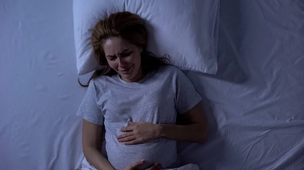Самотня Жінка Плаче Ліжку Тримає Живіт Безнадію Депресію — стокове фото