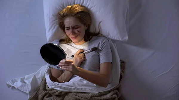 Chorando Senhora Com Ferida Rosto Olhando Espelho Deitado Cama Violência — Fotografia de Stock