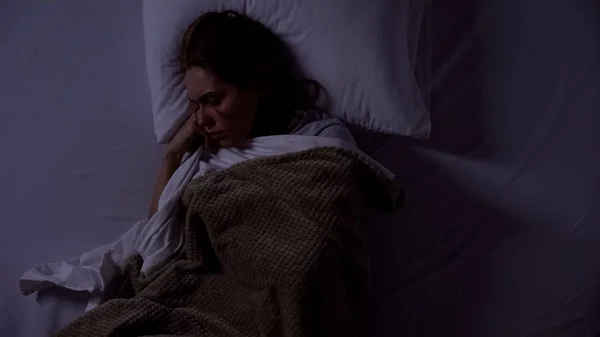Smutná Žena Spící Posteli Zakrývající Přikrývku Psychické Trauma — Stock fotografie