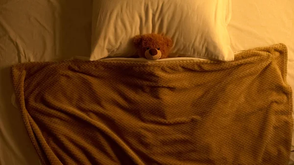 Тедди Медвежонок Лежит Постели Покрытый Одеялом Детские Воспоминания Невинность — стоковое фото