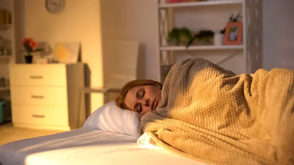 Giovane Donna Che Dorme Letto Comodo Casa Qualità Del Sonno — Foto Stock