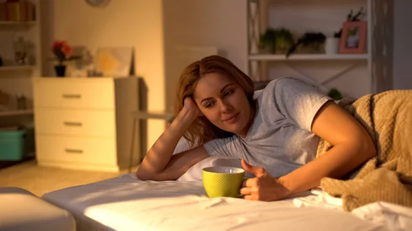 Relaxado Mulher Feliz Beber Café Deitado Cama Descansar Fim Semana — Fotografia de Stock