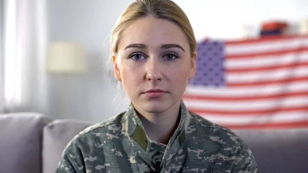 Mujer Triste Soldado Uniforme Camuflaje Mirando Cámara Fondo Bandera —  Fotos de Stock