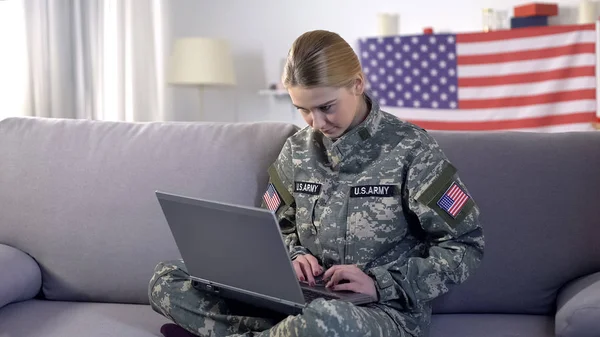Attentive Female Soldier Student Working Laptop Usa Flag Background — Stock Photo, Image
