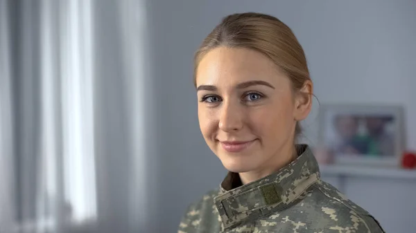 Mulher Soldado Alegre Uniforme Militar Olhando Para Câmera Dia Independência — Fotografia de Stock