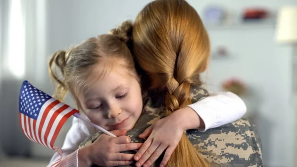 Feliz Niña Con Bandera Abrazando Madre Héroe Militar Patriotismo — Foto de Stock