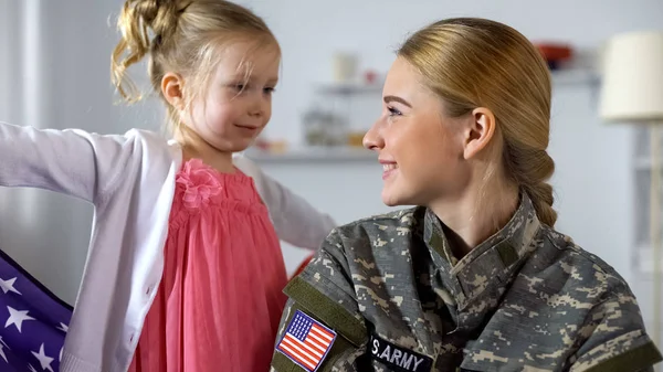 Lindo Niño Con Bandera Mirando Madre Militar Sonriendo Familia Patriota — Foto de Stock