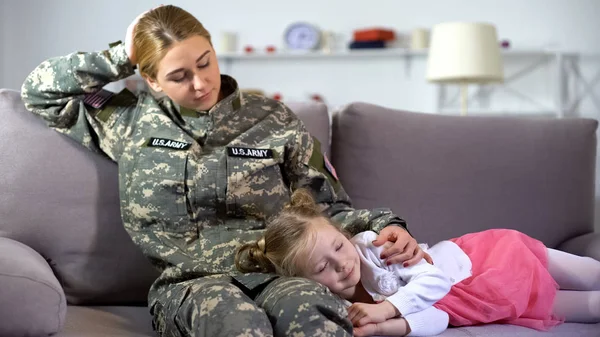 Caring American Military Mother Stroking Little Kid Sleeping Sofa Homecoming — Stock Photo, Image