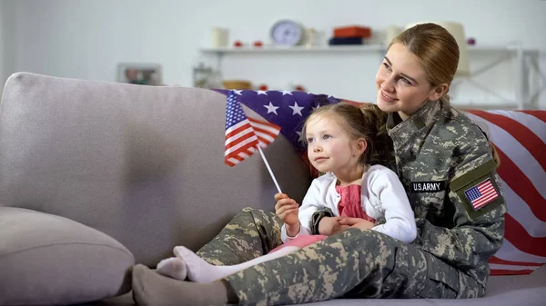 Amerikansk Kvinnelig Veteran Liten Datter Med Flagg Ser Militær Marsj – stockfoto