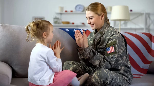 Feliz Soldado Americano Niño Jugando Con Las Manos Sofá Tiempo — Foto de Stock