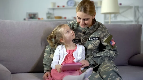 Ibu Dengan Seragam Tentara Dan Putri Kecil Bermain Game Tablet — Stok Foto
