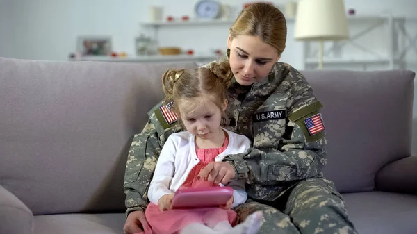 Militærmor Som Underviser Små Jenter Leketavler Pedagogikk – stockfoto