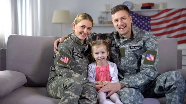 Happy Military Family Hugging Sofa Smiling Camera Nation Patriotism — Stock Photo, Image