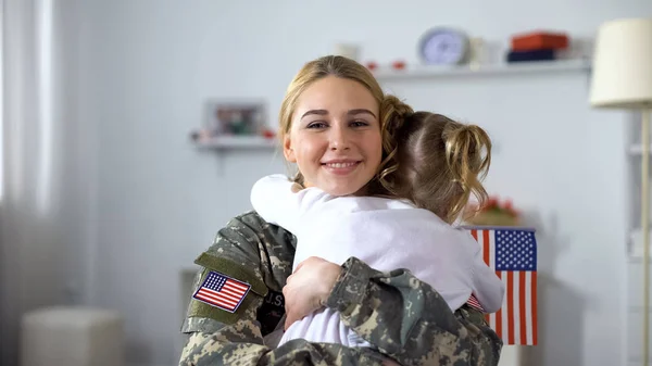 Pequena Criança Feminina Com Bandeira Dos Eua Abraçando Mãe Soldado — Fotografia de Stock