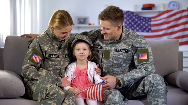 Sorrindo Pais Militares Olhando Para Filha Bonito Com Bandeira Americana — Fotografia de Stock