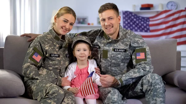 Feliz Pareja Soldados Americanos Hija Con Bandera Estadounidense Sonriendo Cámara — Foto de Stock