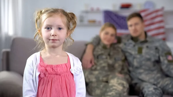 Pareja Militar Admirando Pequeña Linda Hija Mirando Cámara Familia — Foto de Stock