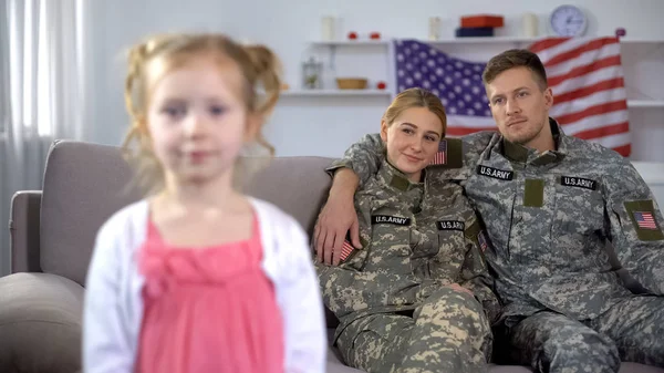 Lykkelige Foreldre Amerikansk Militæruniform Som Beundrer Liten Datter Som Ser – stockfoto