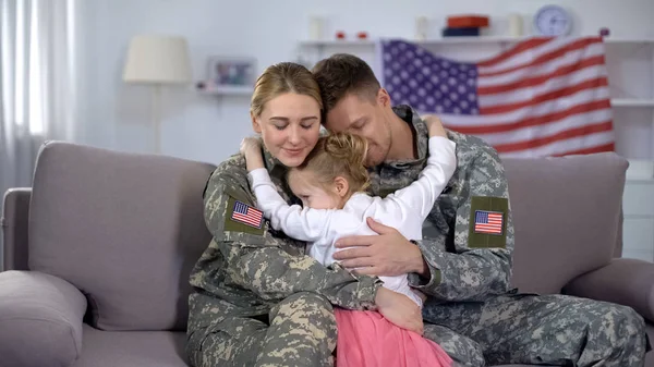 快乐的小女孩拥抱我们士兵父母 家庭团聚 — 图库照片