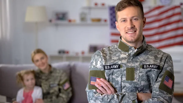 Veteran Pria Bahagia Dari Tentara Tersenyum Depan Kamera Istri Dan — Stok Foto