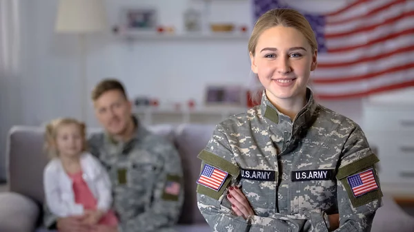 Sorrindo Eua Soldado Feminino Olhando Para Câmera Marido Filha Admirando — Fotografia de Stock