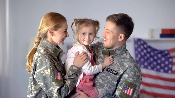 Sonriente Pareja Soldados Americanos Sosteniendo Hija Regocijándose Regreso Casa Deber — Foto de Stock