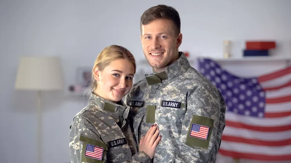 Feliz Casal Soldados Americanos Abraçando Sorrindo Câmera Patriotas Orgulhosos — Fotografia de Stock