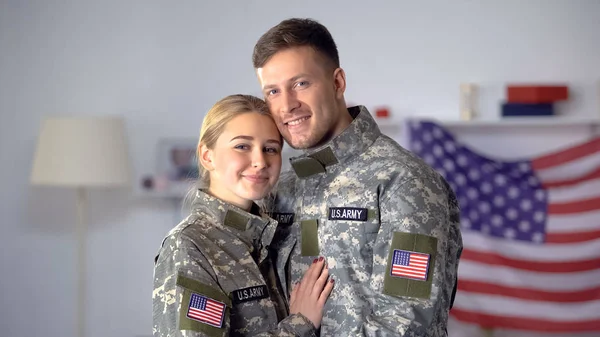 欢快的夫妇美国士兵拥抱和看着相机 发现爱在执勤 — 图库照片
