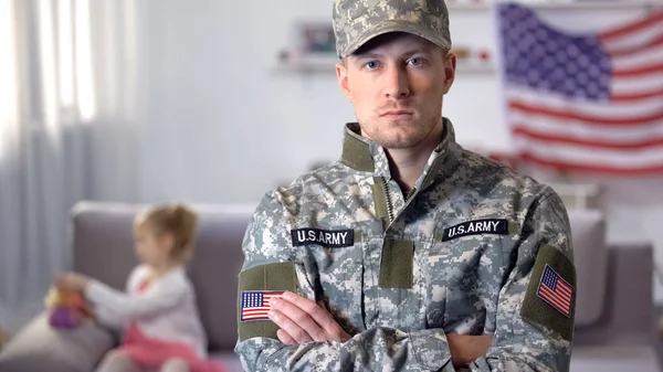 Amerikansk Soldat Med Korsade Händer Tittar Kamera Dotter Bakgrund — Stockfoto