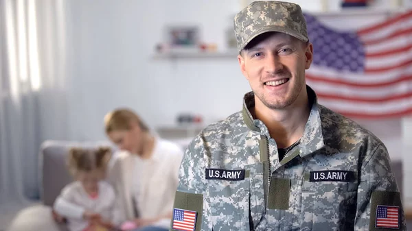 Tentara Yang Bahagia Tersenyum Depan Kamera Istri Dan Putrinya Duduk — Stok Foto