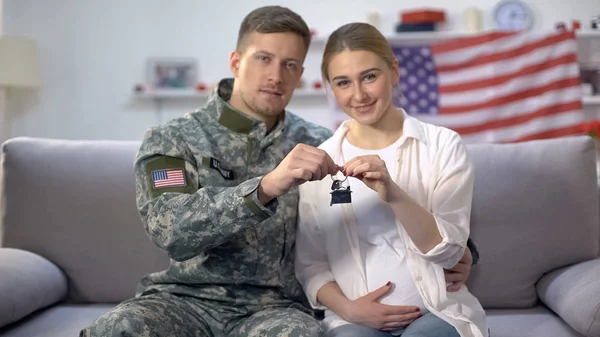 American Male Soldier His Wife Holding House Key Reward Military — Stock Photo, Image