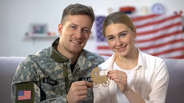 Casal Sorridente Soldado Americano Sua Esposa Segurando Carrinho Assinar Futuros — Fotografia de Stock